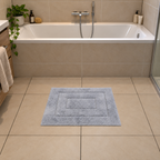 Ambiente Aufnahme von der Badematte Badteppich Duschvorleger 50 x 60 cm Rechteckig Hellgrau vor einer Badewanne