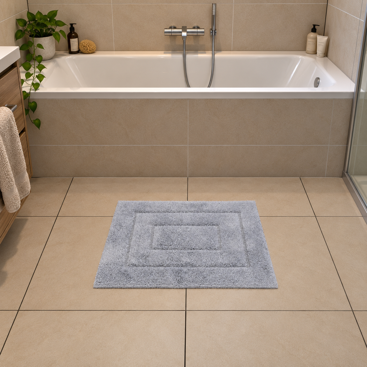 Ambiente Aufnahme von der Badematte Badteppich Duschvorleger 50 x 60 cm Rechteckig Hellgrau vor einer Badewanne