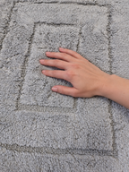Hand auf der Badematte Badteppich Duschvorleger 50 x 60 cm Rechteckig Hellgrau