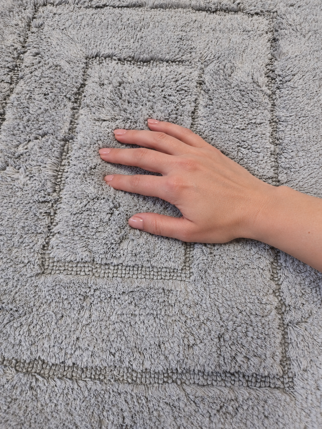 Hand auf der Badematte Badteppich Duschvorleger 50 x 60 cm Rechteckig Hellgrau