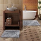 Ambiente Aufnahme von der Badematte Badteppich Duschvorleger 60 x 100 cm Rechteckig Grau vor einem Waschbecken und einer Badewanne