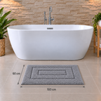 Ambiente Aufnahme von der Badematte Badteppich Duschvorleger 60 x 100 cm Rechteckig Grau vor einer Badewanne mit den Abmessungen