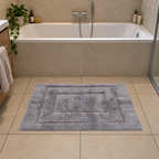 Ambiente Aufnahme von der Badematte Badteppich Duschvorleger 60 x 100 cm Rechteckig Grau vor einer Badewanne