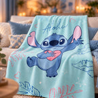 Ambiente Aufnahme von der Lilo und Stitch Aloha Flauschdecke Kuscheldecke Fleecedecke 100x150cm auf einer Couch