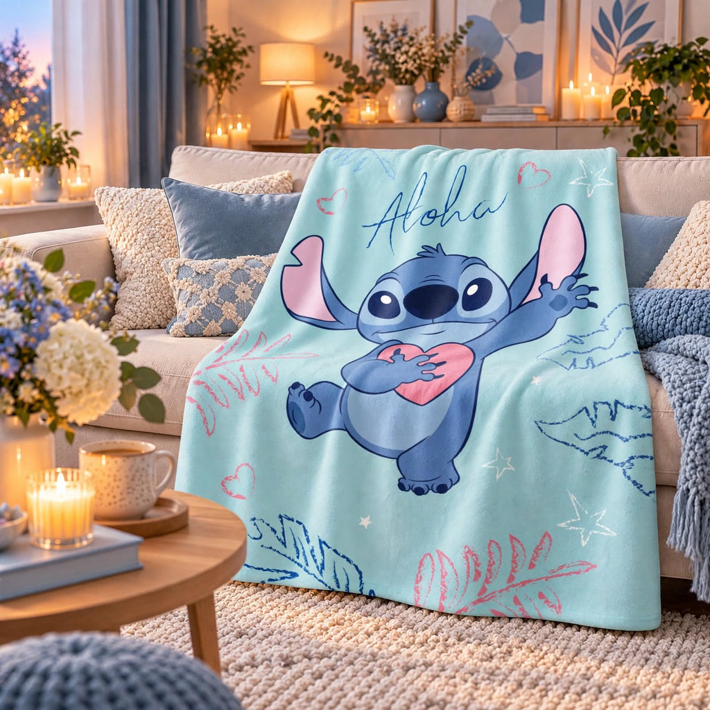 Ambiente Aufnahme von der Lilo und Stitch Aloha Flauschdecke Kuscheldecke Fleecedecke 100x150cm auf einer Couch