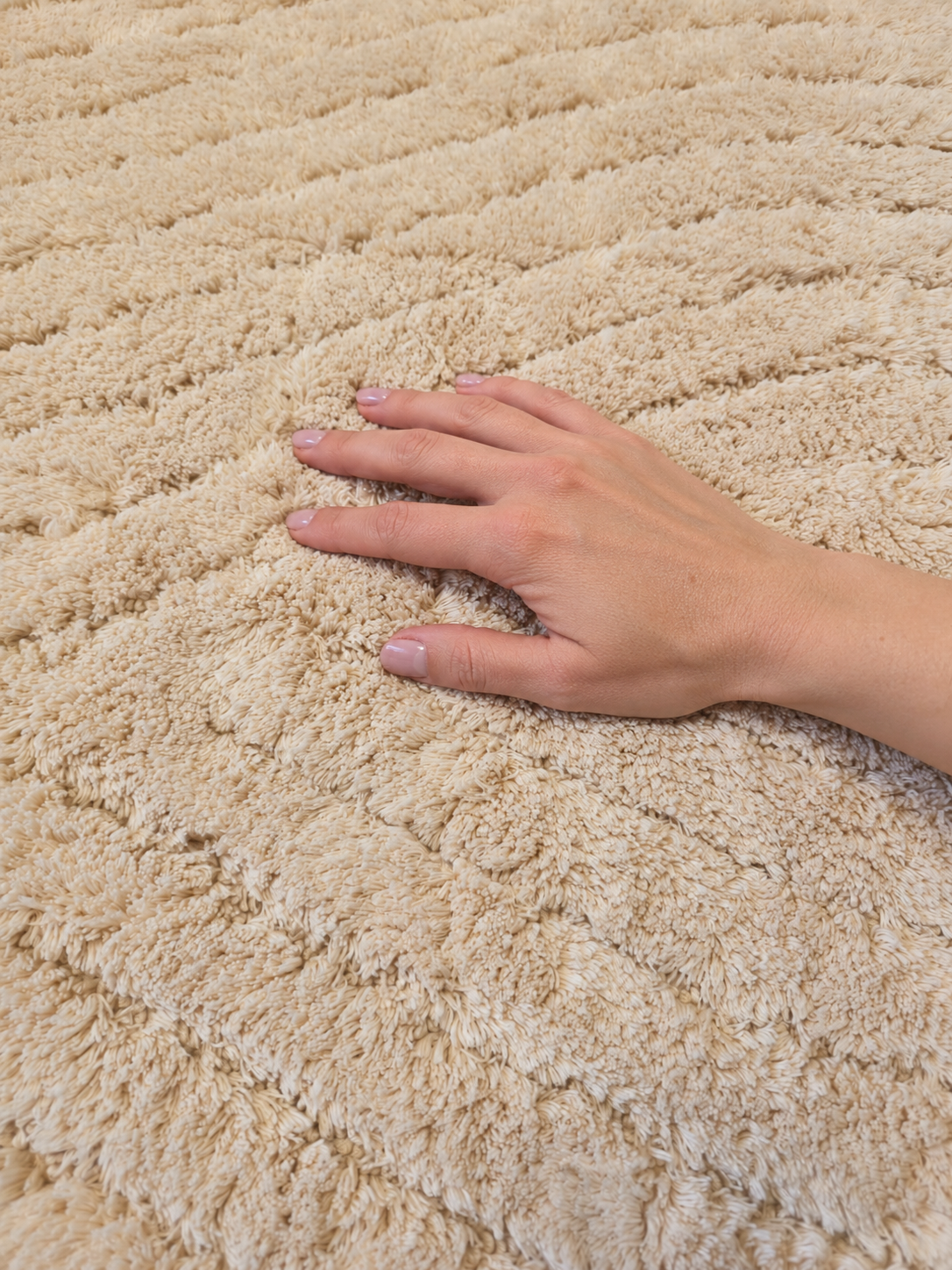 Hand auf der Badematte Badteppich Duschvorleger 60 x 100 cm Rechteckig Welle Beige