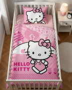 Ambiente Aufnahme vom Hello Kitty Baby Bettwäsche Set 100x135 cm + 40x60 cm 100% Baumwolle in einem Bett. Ansicht von oben auf das Bett.