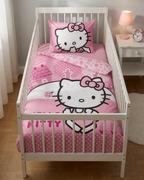 Ambiente Aufnahme vom Hello Kitty Baby Bettwäsche Set 100x135 cm + 40x60 cm 100% Baumwolle in einem Bett