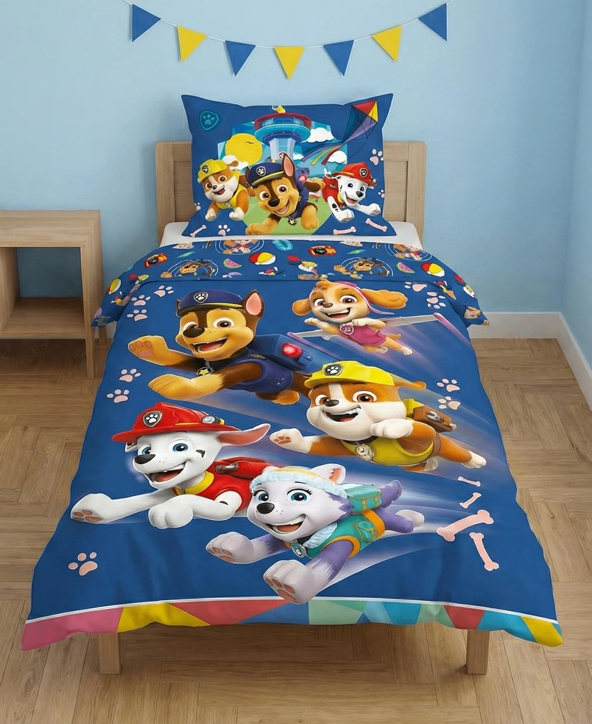 Ambiente Aufnahme vom Paw Patrol Baby Bettwäsche Set 100x135 cm + 40x60 cm 100% Baumwolle in einem Bett