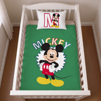 Ambiente Aufnahme der Vorderseite vom Disney Mickey Mouse Baby Bettwäsche Set 100 x 135 cm 100% Baumwolle in einem Bett