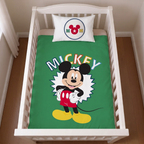 Ambiente Aufnahme der Vorderseite des Bettbezugs und Rückseite des Kopfkissens vom Disney Mickey Mouse Baby Bettwäsche Set 100 x 135 cm 100% Baumwolle in einem Bett