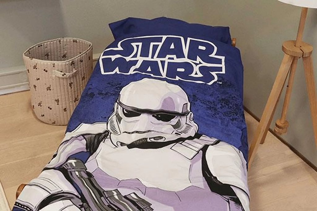 Ambiente Aufnahme vom Star Wars Stormtrooper Baby Bettwäsche Set 100x135 cm 100% Baumwolle in einem Bett