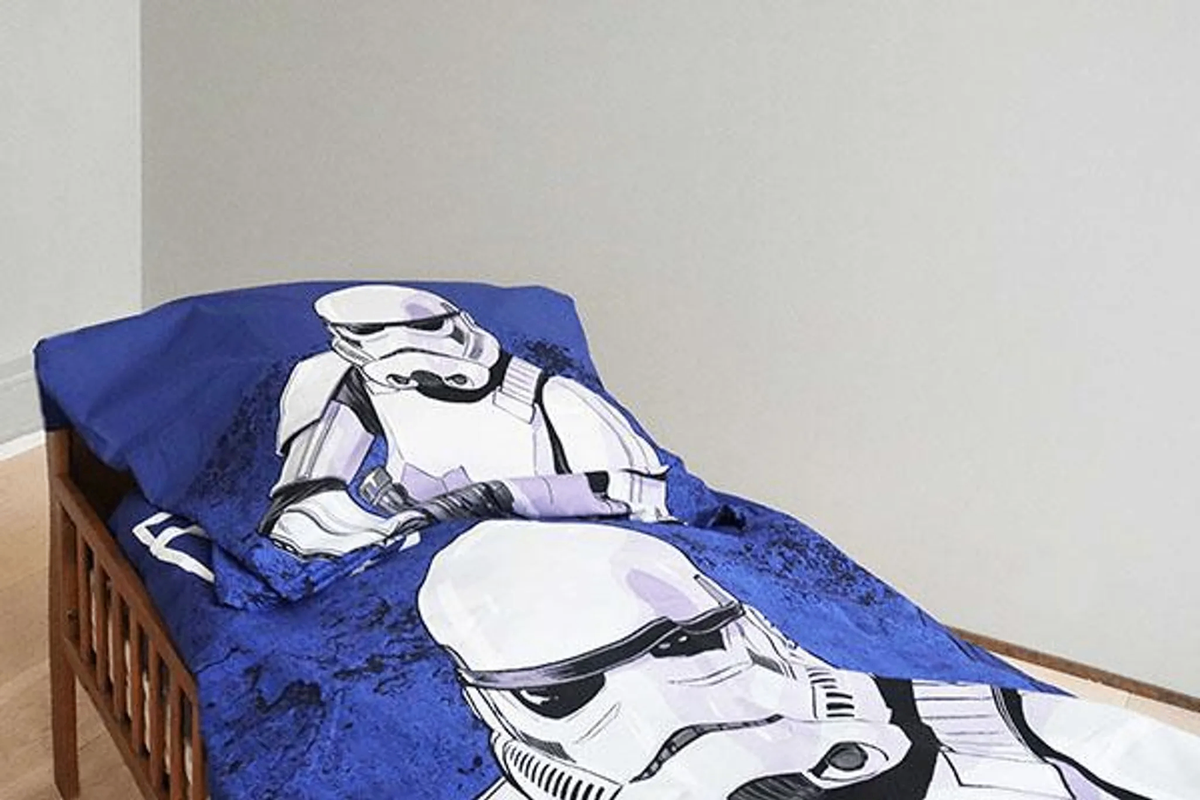 Ambiente Nahaufnahme vom Star Wars Stormtrooper Baby Bettwäsche Set 100x135 cm 100% Baumwolle in einem Bett