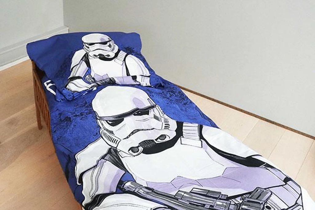 Ambiente Aufnahme vom Star Wars Stormtrooper Baby Bettwäsche Set 100x135 cm 100% Baumwolle in einem Bett