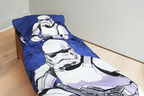Ambiente Aufnahme vom Star Wars Stormtrooper Baby Bettwäsche Set 100x135 cm 100% Baumwolle in einem Bett