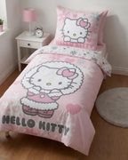 Ambiente Aufnahme vom Hello Kitty Winter Bettwäsche Set 2tlg 135x200 cm 100% Baumwolle in einem Bett. Schräge Ansicht auf das Bett.