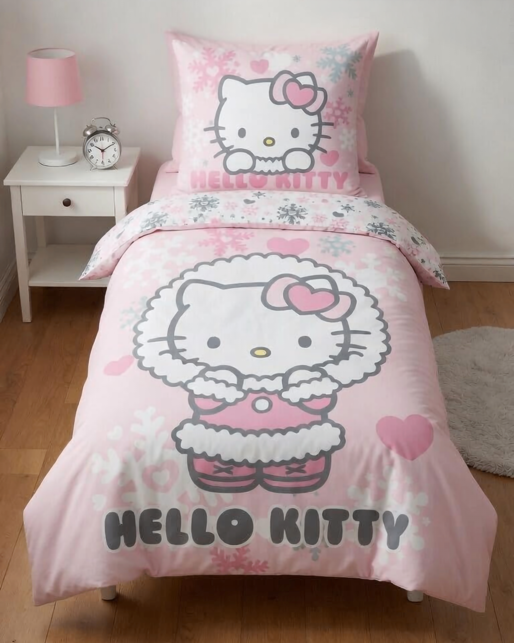 Ambiente Aufnahme vom Hello Kitty Winter Bettwäsche Set 2tlg 135x200 cm 100% Baumwolle in einem Bett