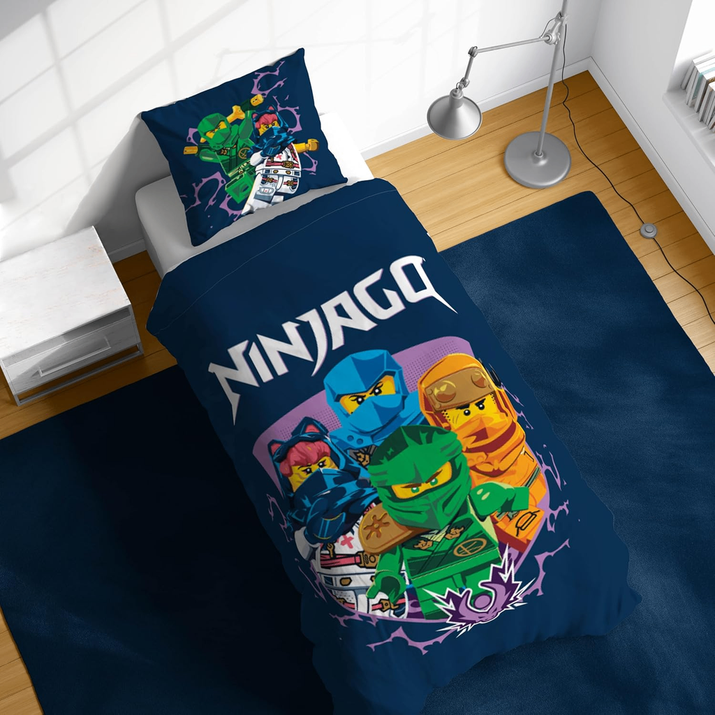 Ambiente Aufnahme der Vorderseite von der Lego Ninjago Training Bettwäsche 135x200 cm + 80x80 cm 100% Baumwolle