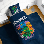Ambiente Aufnahme der Vorderseite von der Lego Ninjago Training Bettwäsche 135x200 cm + 80x80 cm 100% Baumwolle