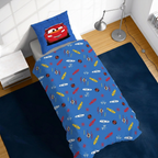 Ambiente Aufnahme von der Rückseite vom Cars Lightning McQueen & Hook Bettwäsche Set 135x200 cm 100% Baumwolle in einem Bett
