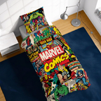 Ambiente Aufnahme von der Vorderseite vom Marvel Comics Bettwäsche Set 2tlg. 135x200 cm + 80x80 cm Baumwolle in einem Bett
