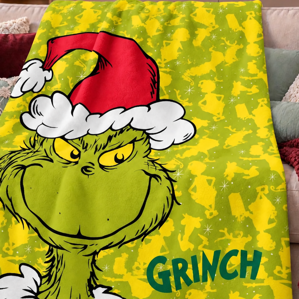 Nahaufnahme von der The Grinch Flauschdecke Kuscheldecke Fleecedecke 100 x 150 cm Grün auf einem Sofa