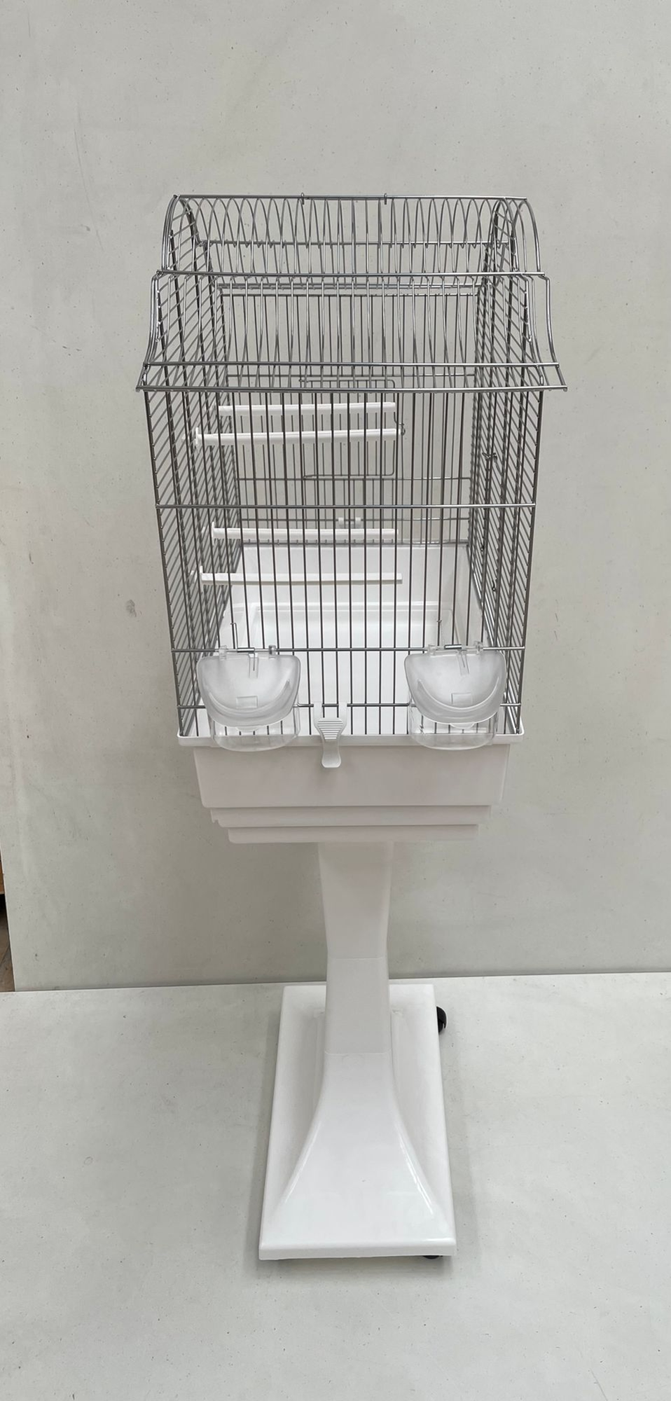 Seitliche Studio-Aufnahme von Vogelkäfig groß mit Ständer Chrom/Weiß für Sittiche 56x33x57 cm