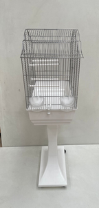 Seitliche Studio-Aufnahme von Vogelkäfig groß mit Ständer Chrom/Weiß für Sittiche 56x33x57 cm