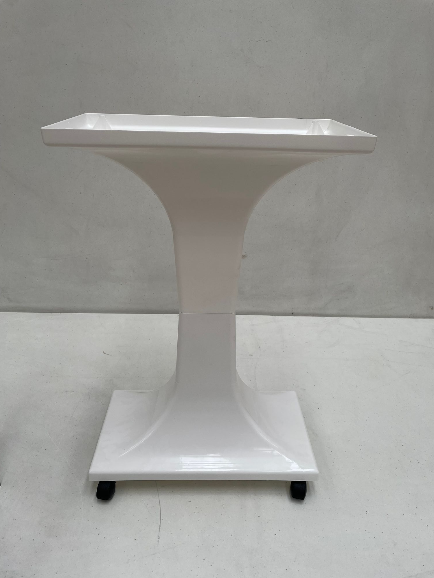Nahaufnahme vom Rollständer von Vogelkäfig groß mit Ständer Chrom/Weiß für Sittiche 56x33x57 cm
