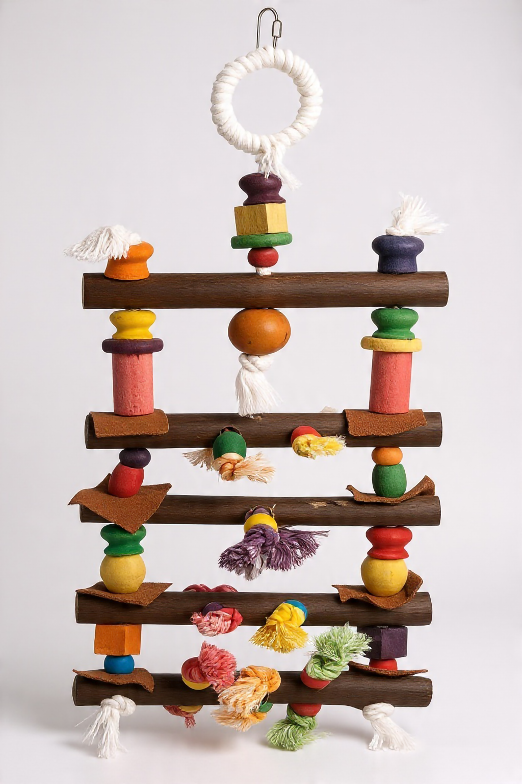 Studio-Aufnahme von Papageienschaukel 58cm aus Naturholz - Bunte Vogelschaukel