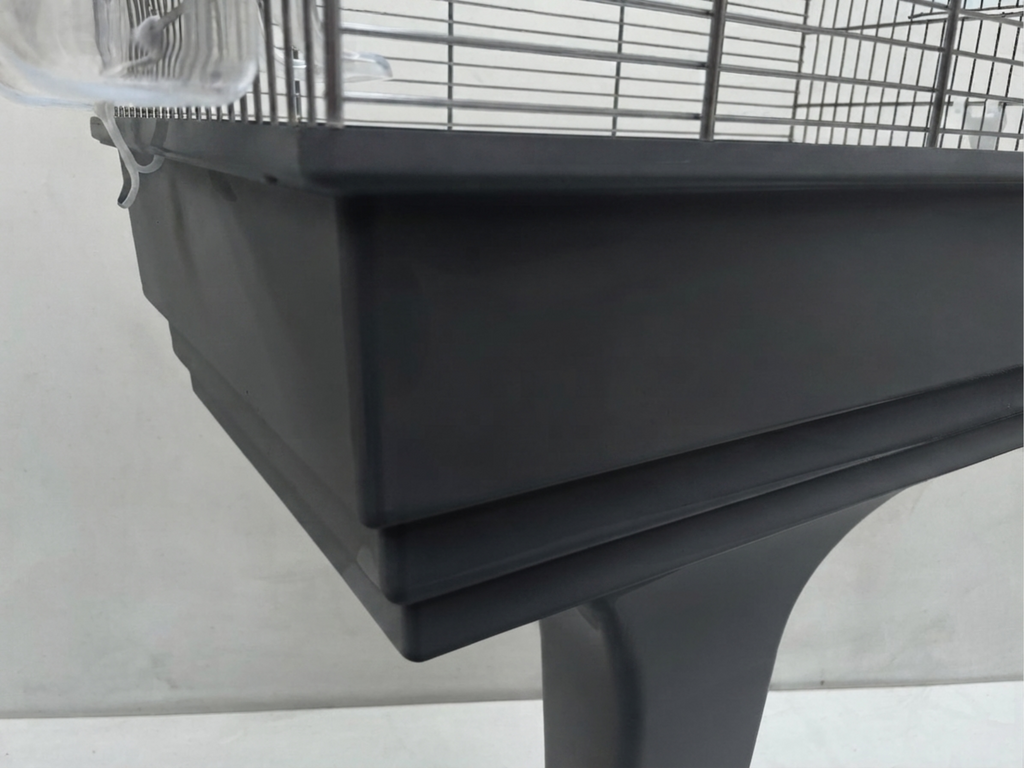 Nahaufnahme einer Ecke der Käfigschale vom Mega Vogelkäfig Wellensittich Kanarien mit Ständer - Anthrazit/Chrom