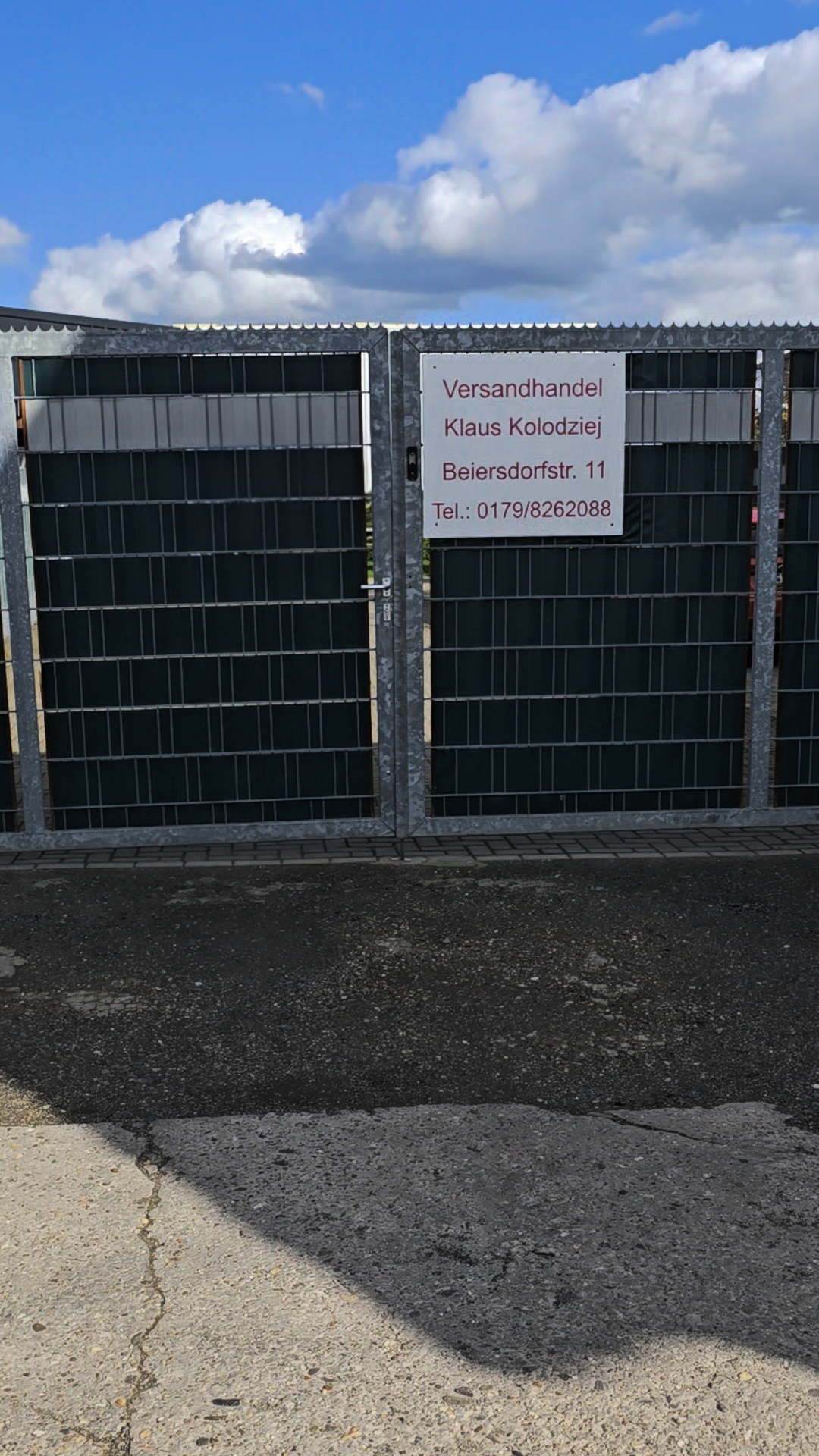 Eingangstor mit Firmenschild – Versandhandel Klaus Kolodziej, Beiersdorfstraße 11, Abholung möglich