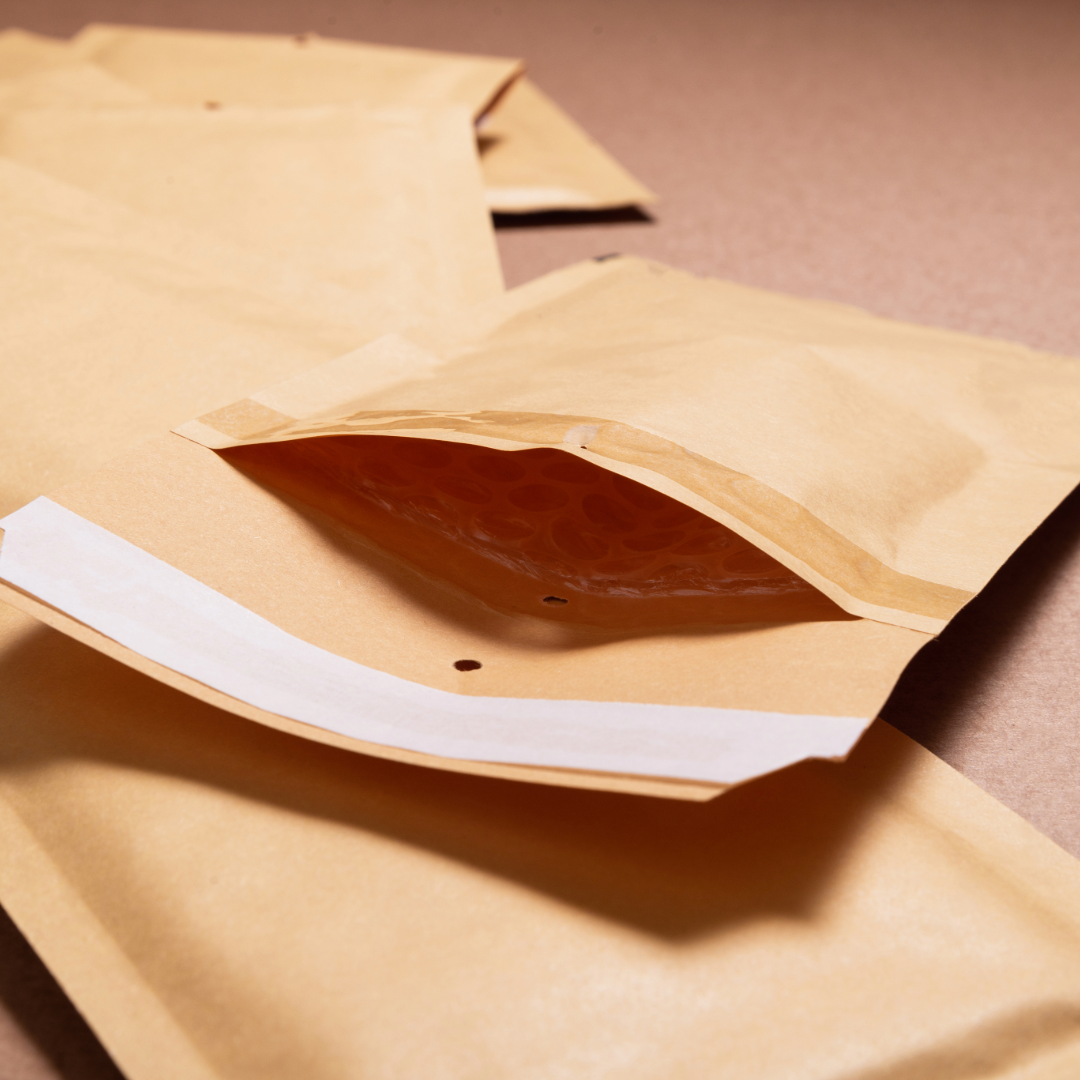 Geöffnete Luftpolster-Versandtasche aus Kraftpapier – umweltfreundliche und schützende Verpackung für den Versand